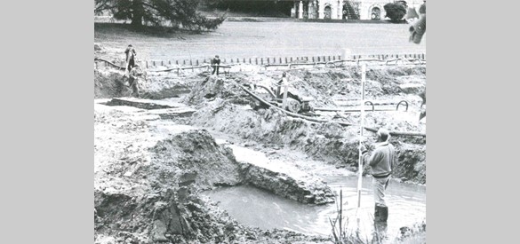 Bij het droogleggen van de kasteelvijver werden fundamenten van het 14de-eeuwse kasteel blootgelegd, foto 1985.