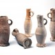 Op de bodem van de kasteelvijver werden Jacobakannetjes aangetroffen: drinkkannetjes van omstreeks 1400. © Collectie Geldersch Landschap & Kasteelen, Arnhem.