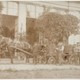 Het uitdragen van oranjebomen uit de oranjerie, foto circa 1900. © Collectie Toon Nelemans, Rozendaal.