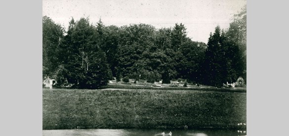 De Engelse tuin naast de Bedriegertjes, foto circa 1920.
