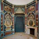 Interieur van de theekoepel met interieurdecoratie naar ontwerp van Daniel Marot uit 1727. Foto na restauratie. © Rijksdienst voor het Cultureel Erfgoed, Amersfoort.
