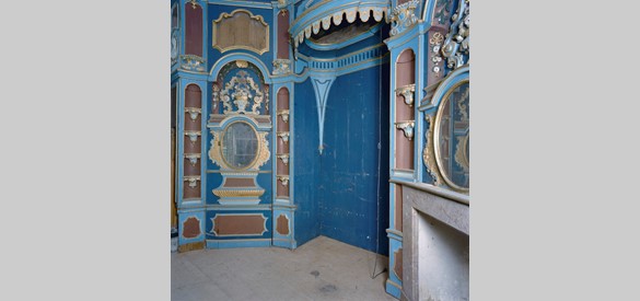 Interieur van de theekoepel; alkoof voor rustbed of ruststoel. Foto na restauratie.