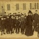 In een lange mantel schaatst A.W.C.W. barones van Pallandt-van Knobelsdorff met haar dochter en dorpsbewoners op de kasteelvijver, foto door W.K. baron van Pallandt, circa 1905. © Collectie Gelders Archief, Arnhem.