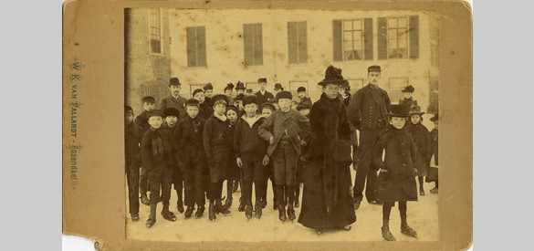 In een lange mantel schaatst A.W.C.W. barones van Pallandt-van Knobelsdorff met haar dochter en dorpsbewoners op de kasteelvijver, foto door W.K. baron van Pallandt, circa 1905.