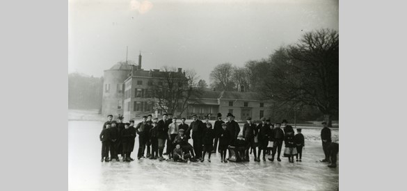 Groepstafereel op het ijs, foto waarschijnlijk door W.K. baron van Pallandt, circa 1905.