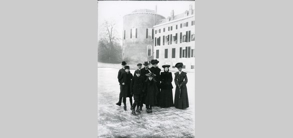 Familiefoto op het ijs, foto waarschijnlijk door W.K. baron van Pallandt, circa 1905.