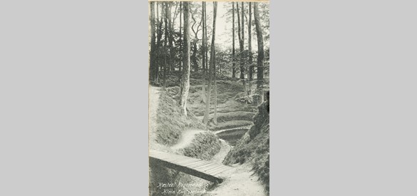 In vroeger tijd lag er een bruggetje over de sprengbeek. Prentbriefkaart omstreeks 1900.