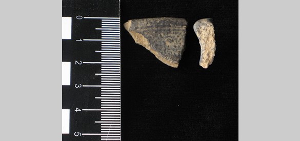 Kleine potscherven van aardewerk, gevonden in de Spankerense enk bij de opgravingen in 2006