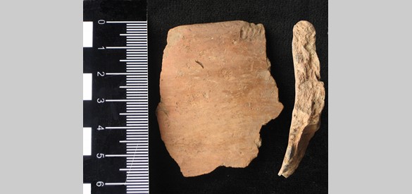 Potscherven van aardewerk, gevonden in de Spankerense enk bij de opgravingen in 2006