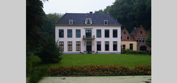 Huis Old Putten te Elburg met geheel rechts de wagenschuur, 2010. Het negentiende-eeuwse huis is gebouwd op de fundamenten van het veertiende-eeuwse kasteel van het geslacht Van Putten.