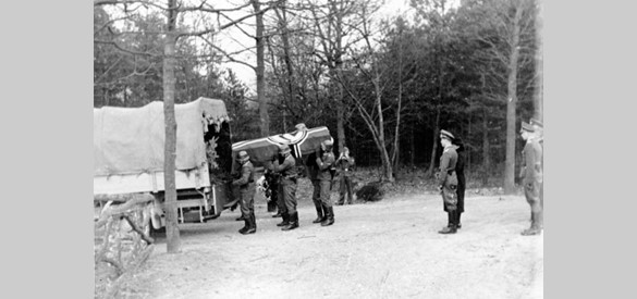 Een Duitse militair wordt bijgezet op Ehrenfriedhof Zypendaal in maart 1944. Na de gevechten rond Arnhem in september werd dit voor velen de laatste rustplaats. Bron: Gelders Archief