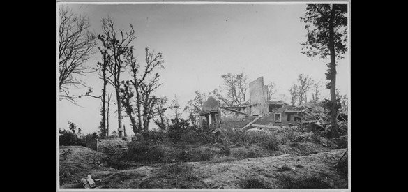 De Westerbouwing, kort na de oorlog. De geallieerden waren er in 1944 niet in geslaagd deze heuvel te veroveren. Bron: Gelders Archief