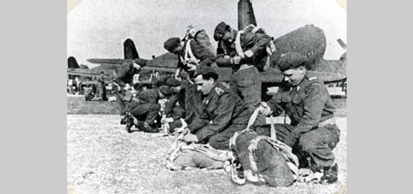 Mannen van de 1e Poolse Onafhankelijke Parachutistenbrigade maken zich klaar voor vertrek. Foto genomen op een Engels vliegveld. Bron: Gelders Archief