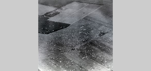 Parachutisten landen bij Wolfheze. Luchtfoto uit 1944. Bron: Gelders Archief