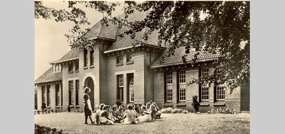 Het meisjespaviljoen aan de Postweg in het midden van de vorige eeuw