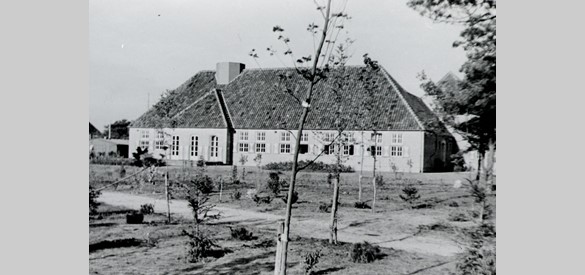 Vliegveld Deelen, Arnhem. Gezicht vanaf de toegang tot Klein Heidekamp op de Gefechtsstand van NJG 1. 1940-1944.