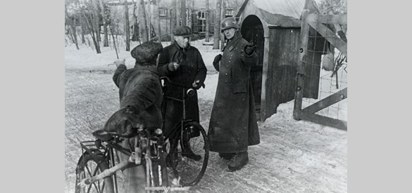 Vliegveld Deelen (Arnhem) tijdens de opbouw. Nederlandse arbeiders melden zich bij de wacht. Winter 1941.