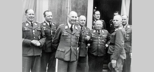 Luftwaffe officieren. Midden Von Döring, rechts daarnaast Von Scheve, uiterst rechts M. Riegel. Op of bij het Vliegveld Deelen te Arnhem, 1941-1944.