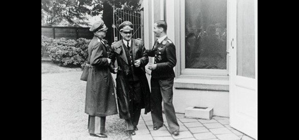 Feest in een huis aan Velperweg te Arnhem ter gelegenheid van het tweejarige bestaan van het Nachtjagdgeschwader 1. Van links naar rechts Oberleutnant Hoffmann, Major Bode en Major Falck, 26 juni 1942.