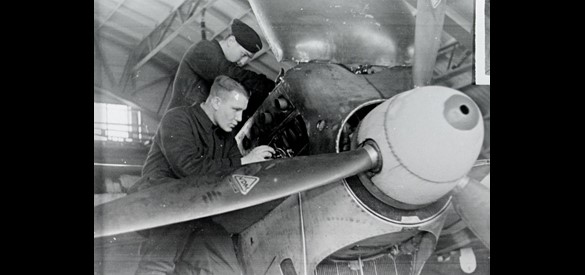 Vliegveld Deelen, Arnhem. Duitse monteurs werken aan een vliegtuigmotor, 1940-1944.