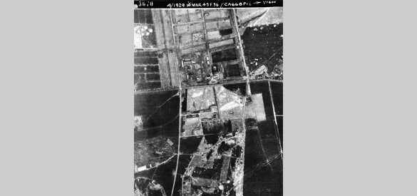 Arnhem. De Koningsweg, in het midden, van links naar rechts. Onder Klein Heidekamp en Groot Heidekamp, 14-03-1945.
