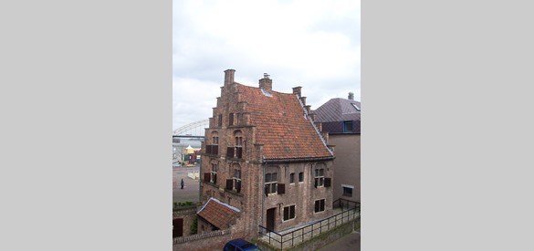 Het Besiendershuis (ca. 1525) aan de Waalkade in Nijmegen. De Besiender controleerde de lading en schatte vervolgens de tolbetaling