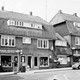 Geitenkamp met van links naar rechts Rijwiel en Bromfietshandel H.F. Feenstra, Sigarenhandel M. Toepoel en schoenmode De Wereld © 