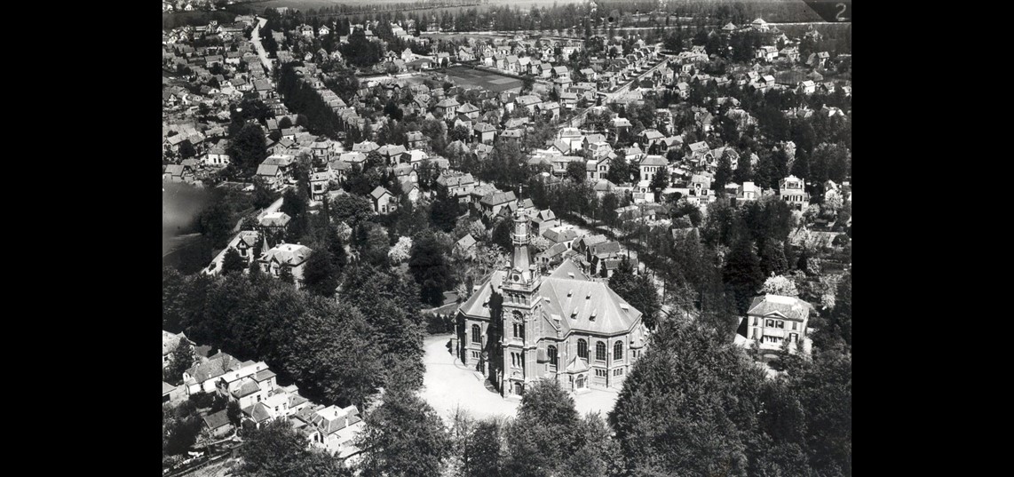 Luchtopname van de omgeving van de Grote Kerk met geheel boven het toen nog landelijke Kerschoten, foto uit 1924