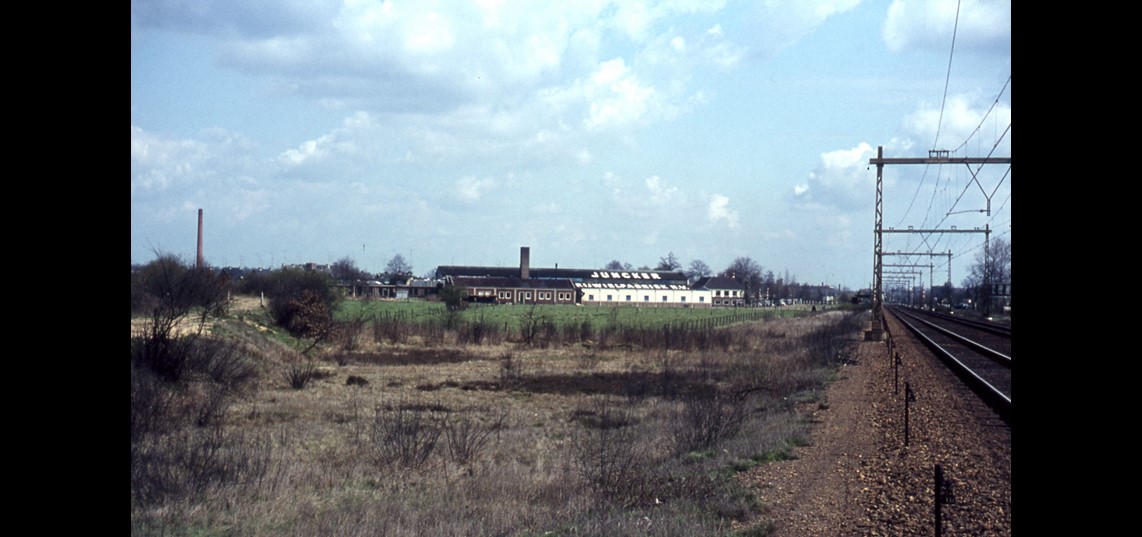 Rijwielfabriek Juncker op het terrein tussen de Koningslijn en de spoorlijn