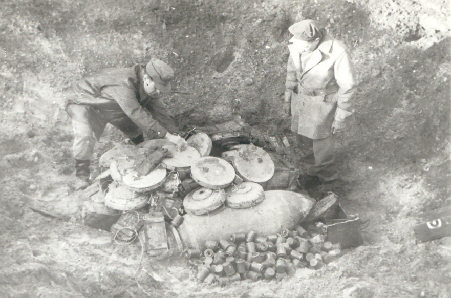 Duitse krijgsgevangenen bij het ruimen van munitie vlak na de oorlog