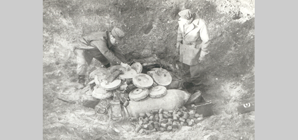 Duitse krijgsgevangenen bij het ruimen van munitie vlak na de oorlog