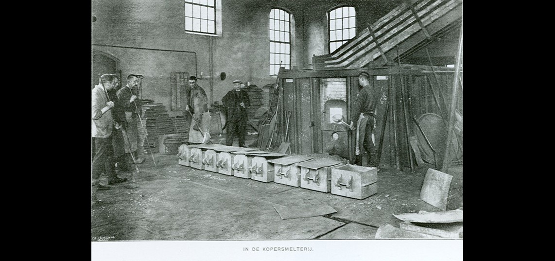 Het interieur van de smelterij van Koperpletterij en Metaalhandel "De Vlijt", voorheen H.de Heus en Zoon, 1913. Bron: CODA Beeldbank 