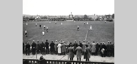 Een voetbalwestrijd, gezien vanaf de tribune van Robur in 1932