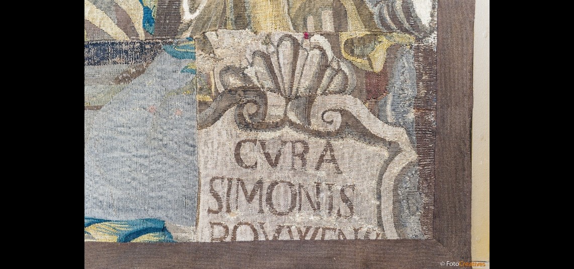 De leverancier van de wandtapijten, Cura Simon Bouwens, liet ook zijn naam inweven in de tapijten. Bron: Geldersch Landschap en Kasteelen, foto: Frank Peters