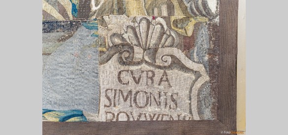 De leverancier van de wandtapijten, Cura Simon Bouwens, liet ook zijn naam inweven in de tapijten. Bron: Geldersch Landschap en Kasteelen, foto: Frank Peters