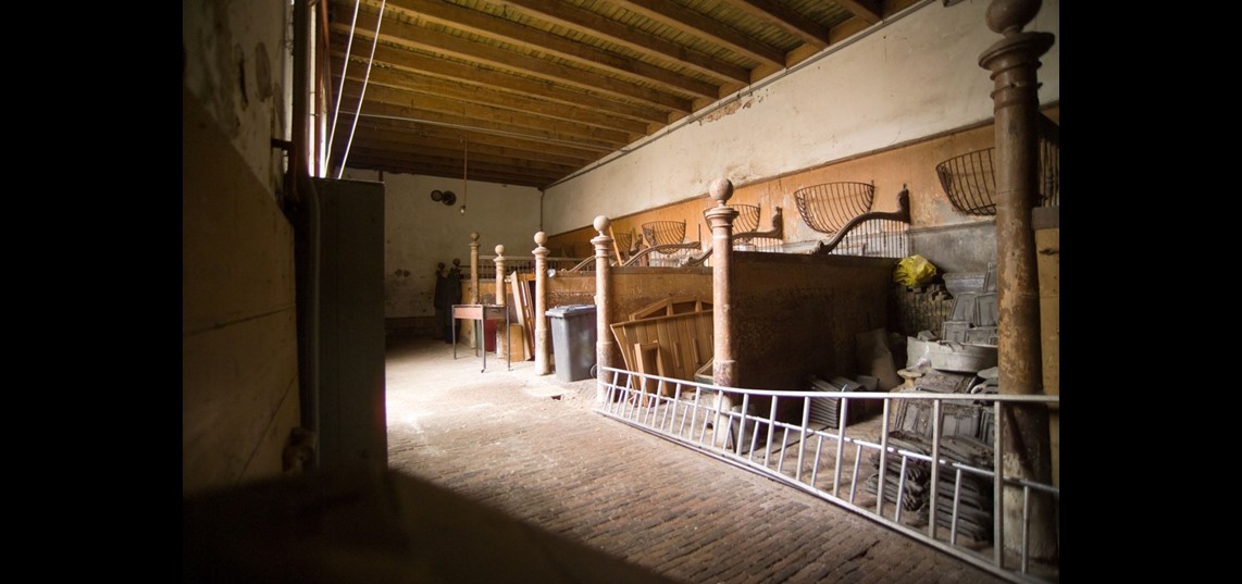Het goed bewaarde stalinterieur in het koetshuis dateert uit de negentiende eeuw. Foto 2008. Bron: Gelders Archief, Arnhem
