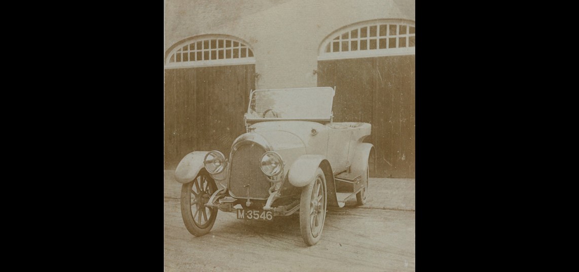 Auto met kenteken M 3546 voor de deuren van het koetshuis van Biljoen. Foto ca. 1920. Bron: Gelders Archief, Arnhem