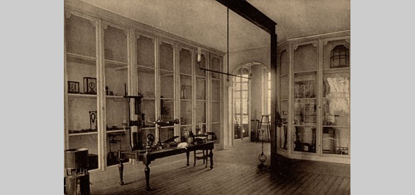 Fysicazaal in het voormalig Seminarie. Foto, eerste helft 20e eeuw.