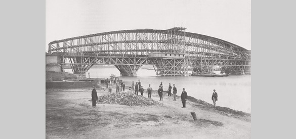 De spoorbrug tijdens de bouw. Foto, ca. 1868.