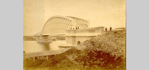 De Culemborgse spoorbrug na voltooiing in 1868. Foto, ca. 1870.  