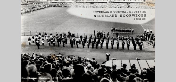 Harmonieorkest Pieter Aafjes treedt op bij voetbalwedstrijd Nederland-Noorwegen op 6 juni 1951.