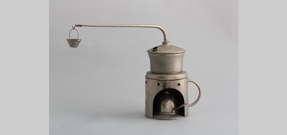 Stoomapparaat, onder andere voor kinkhoestpatiënten. Gebruikt in het Culemborgse Barabaraziekenhuis. 1920-1940.