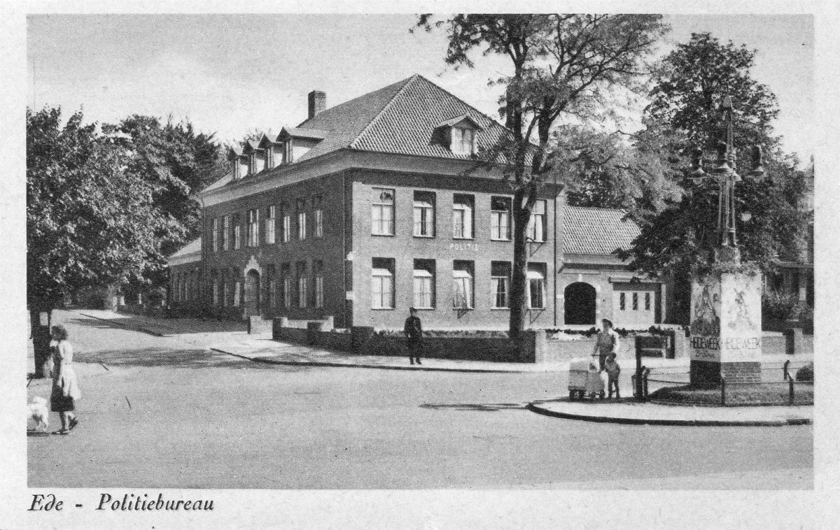 Ansicht, op 20 december 1946 van dat jaar werd het politiebureau officieel in gebruik genomen, 1948. Collectie Historisch Museum Ede