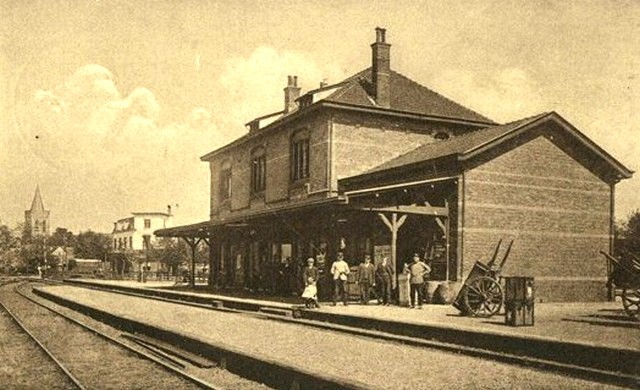 Ansicht, station Ede-centrum van de Nederlands Centraal Spoorwegmaatschappij, met wachtende reizigers, 1907. Collectie Historisch Museum Ede