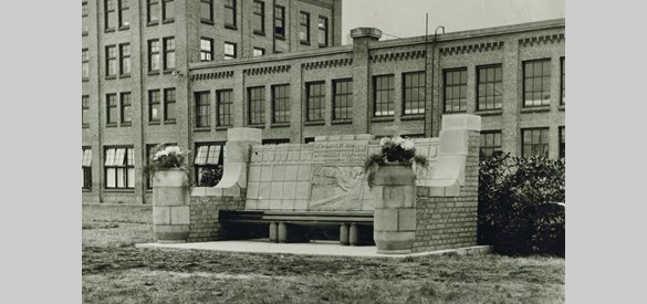Stenen jubileumbank, naar aanleiding van 25-jaar ENKA, Art Deco stijl, Brouwer's Aardewerkfabriek 1938. Collectie Historisch Museum Ede