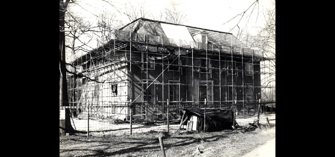 Foto, na enig verval wordt huis Kernhem weer opgeknapt, 1977. Collectie Historisch Museum Ede