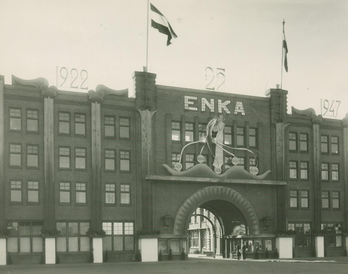 Foto, ENKA-poort versierd nav 25-jaar ENKA 1922-1947, 1947. Collectie Historisch Museum Ede