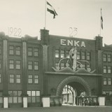 Foto, ENKA-poort versierd nav 25-jaar ENKA 1922-1947, 1947. Collectie Historisch Museum Ede