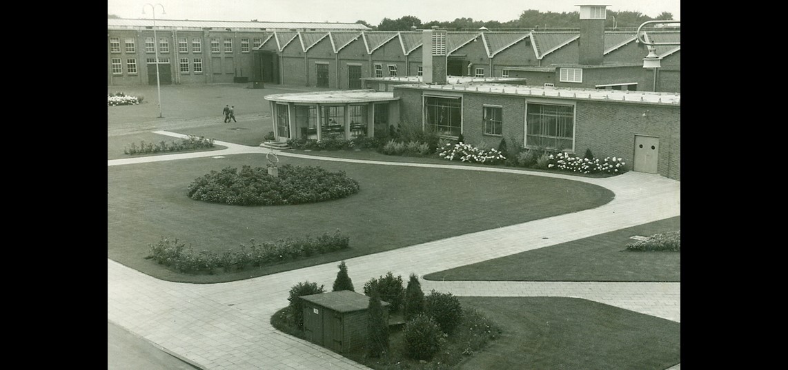 Foto van het gebouw van de Medische Dienst op het ENKA-terrein, 1955. Collectie Historisch Museum Ede