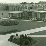Foto van het gebouw van de Medische Dienst op het ENKA-terrein, 1955. Collectie Historisch Museum Ede